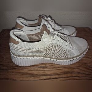 Skechers Wilshire Blvd-Bellevue women's slip-on sneakers in an off-white/natural